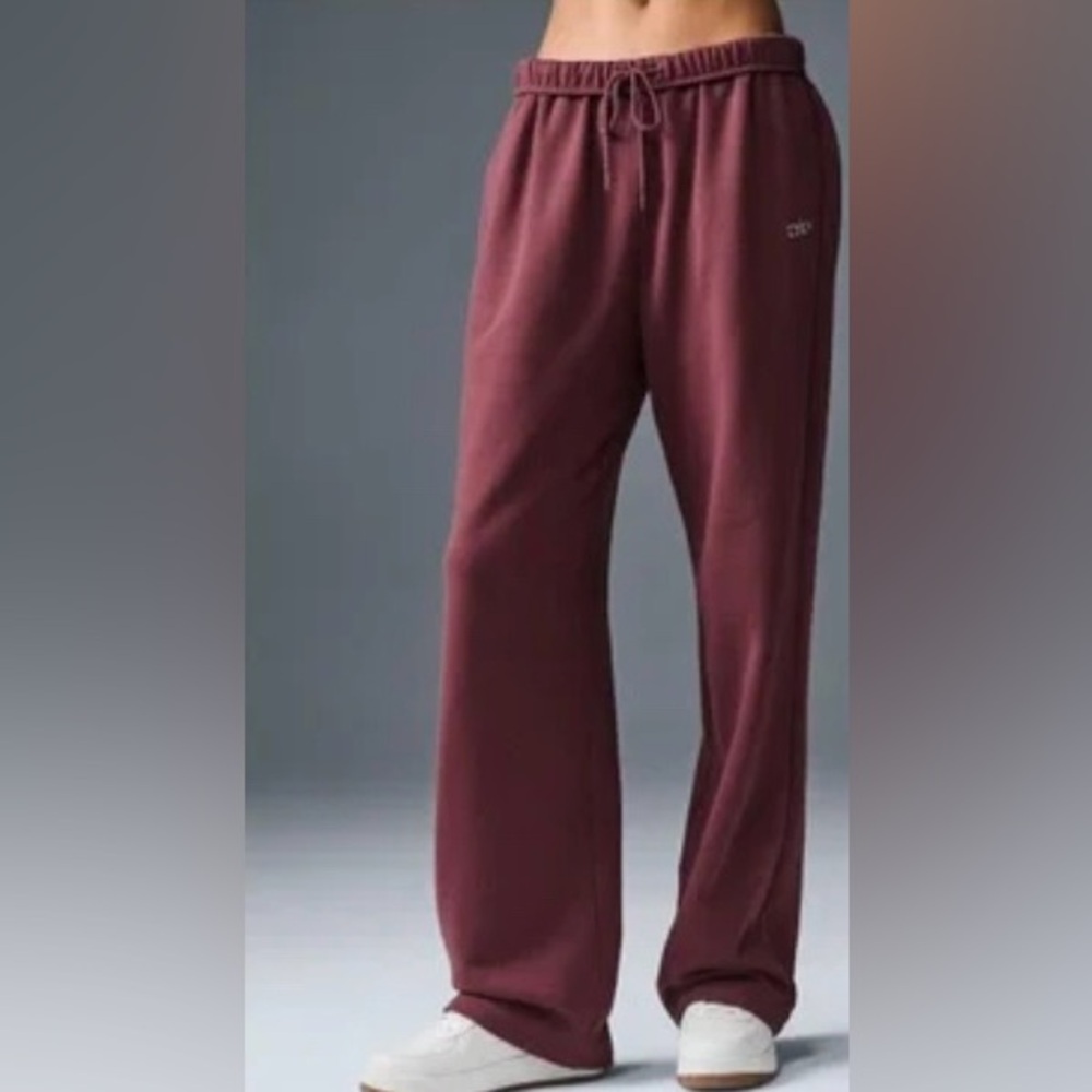 Alo Yoga accolade straight leg sweatpants in burgandy truffle size xs